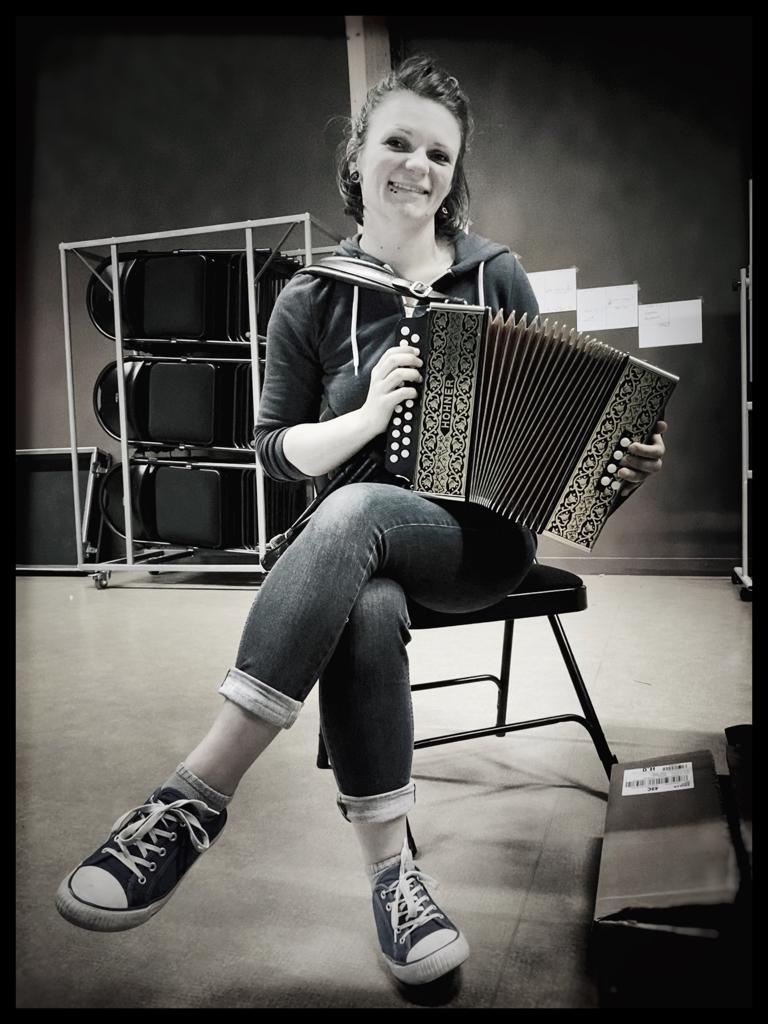 Photo de Chloé Gambert jouant de l'accordéon diatonique, prise par Coline Linder